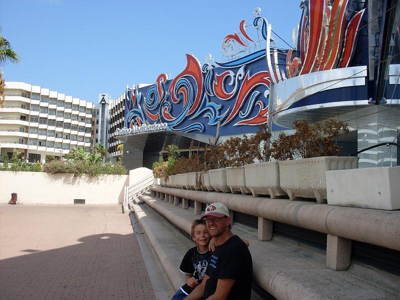 Spanien2010_6 261.jpg - My two men in front of the casino